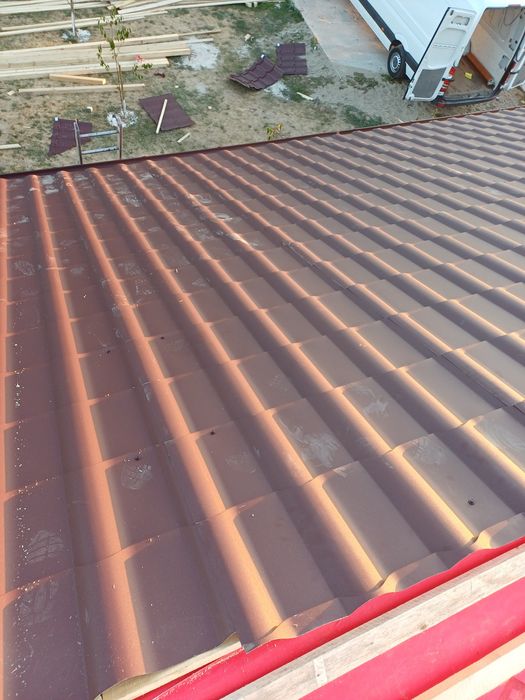 Firmă specializată. 
Executăm sau modificăm 
orice tip de Acoperisuri.