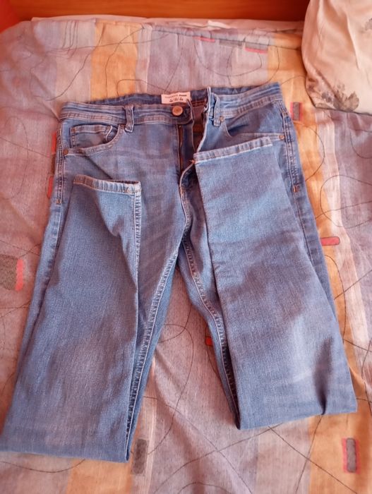 Мъжки дънки за ползване.