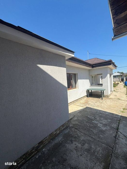 De vanzare casa situata la 5 minute de Roman, teren de 1.070mp 82.000e