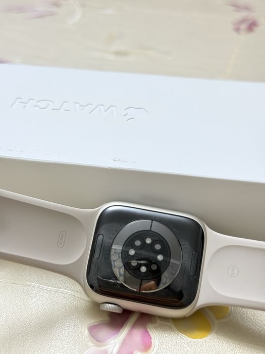 Apple Watch Series 8 • 41 мм • Starlight (S/M)