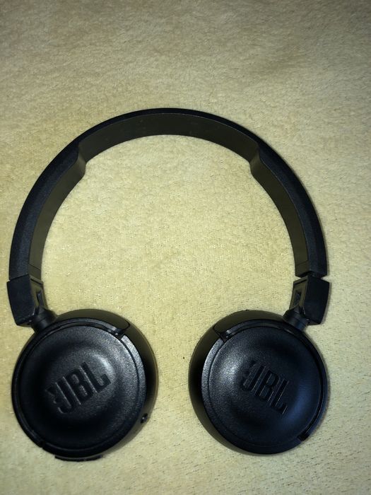 Продавам 2 чифта слушалки SONY и JBL