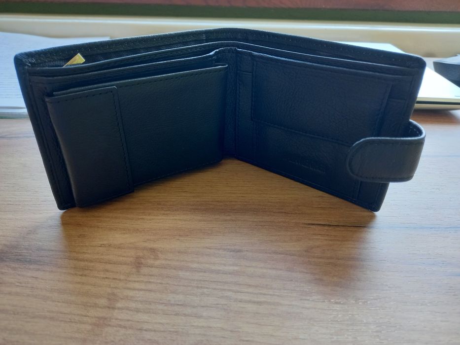 Чисто нов мъжки портфейл от изкуствена кожа