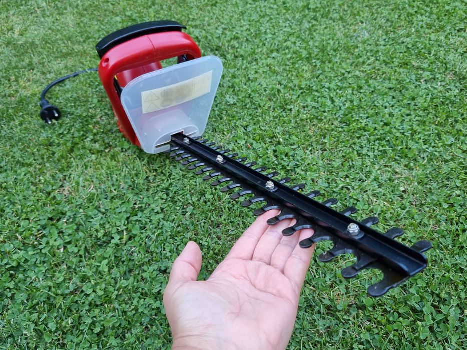 Trimmer pentru tuns gard viu, Masina de tuns tuia