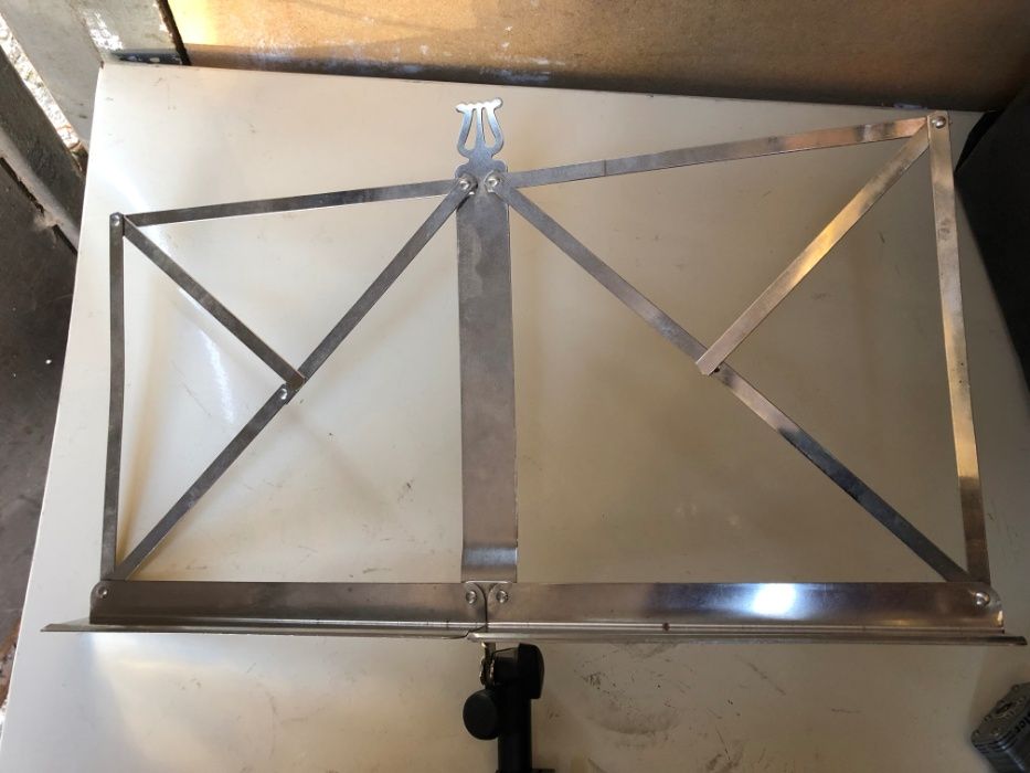 Suport metalic pliabil pentru partituri