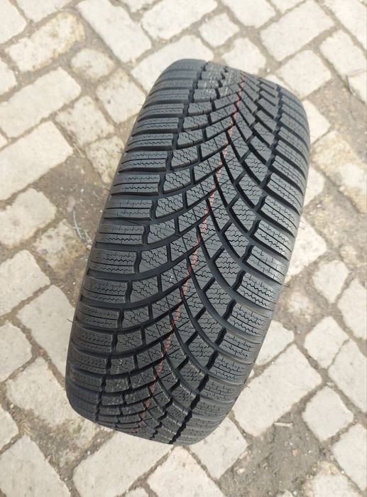 O bucată 215 45/50 R17 M+S iarnă - una Bridgestone Lassa