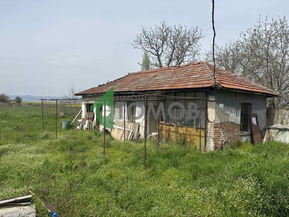 Едноетажна къща с голям парцел в село Коларово