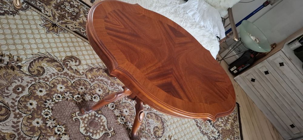 Маса с въртящ се плот