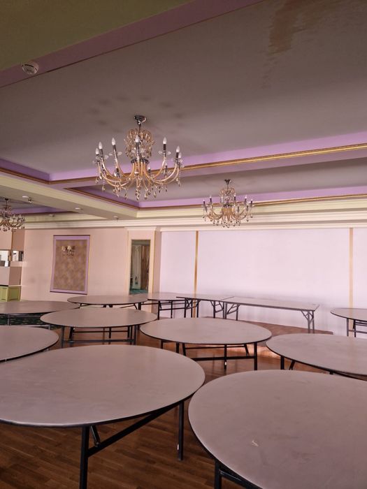 Много столов , стульев