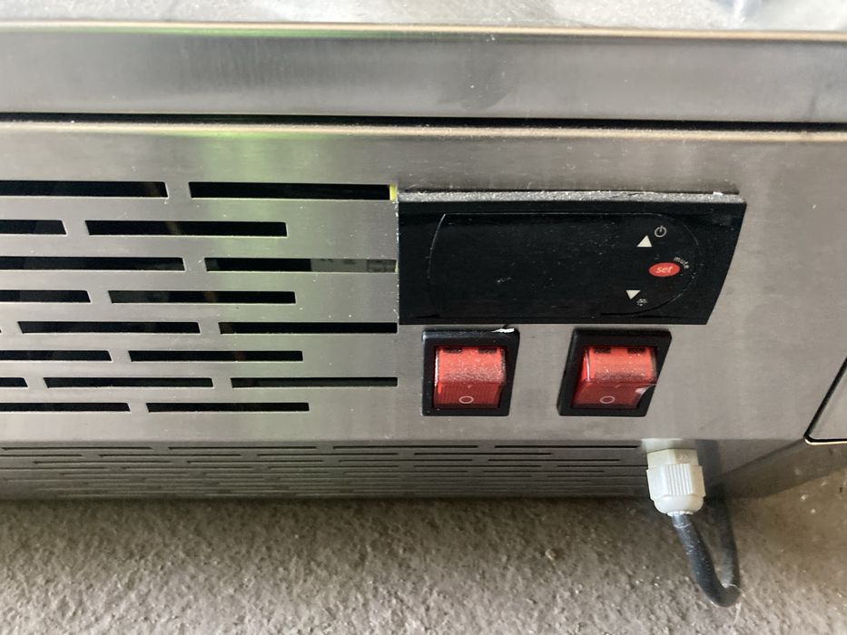 Настольная холодильная витрина CARBOMA