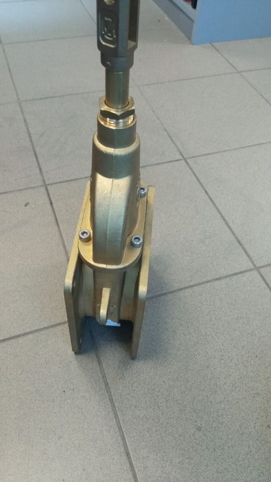 Robinet vidanja 5 toli flanșe ambele părți preț 1250 lei tva inclus se