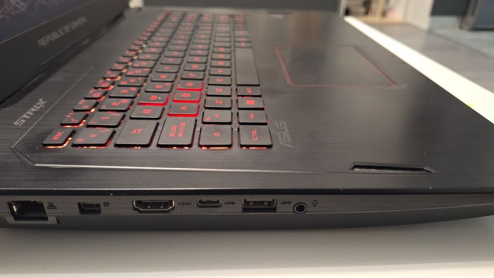 ASUS ROG Strix GL702VI | GTX 1080 8GB | i7-7700HQ | 16GB RAM | 1.5TB | 120Hz G-SYNC