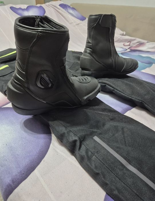 Pantaloni si cizme moto