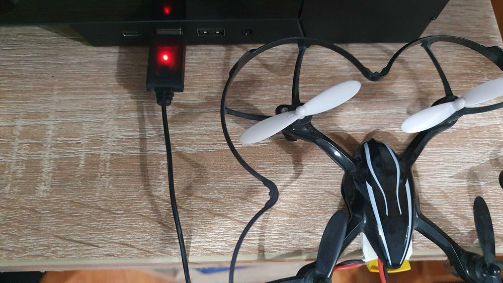 Vand drona si joystick trust cadou