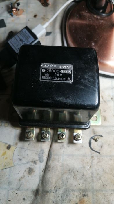 Releu 24v  se vede codul pe el