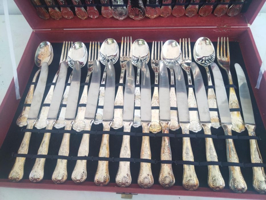 Италиански посребрени прибори за хранене 51 броя 
Комплекта е в кутия