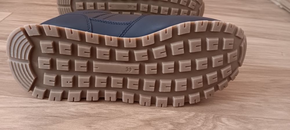 Продавам кожени маратонки на фирмата Зара