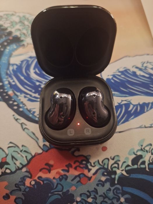 Продам беспроводные наушники бадс