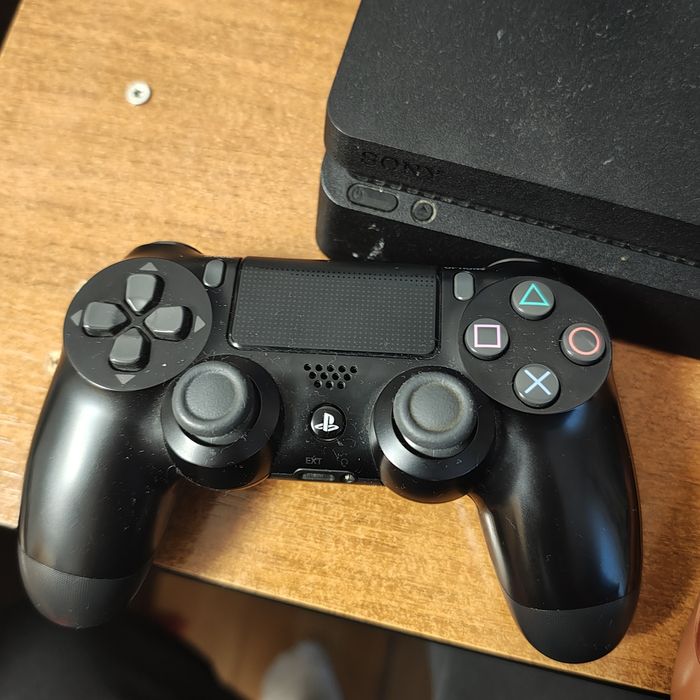 Vând PlayStation 4 512GB | 2 Controller-e | Jocuri | Stare 10/10