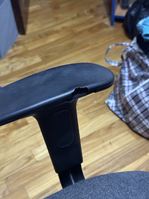 Компьютерное черное кресло