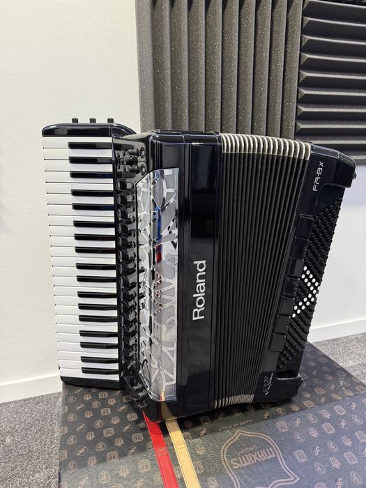 Vând acordeon Roland fr8x
