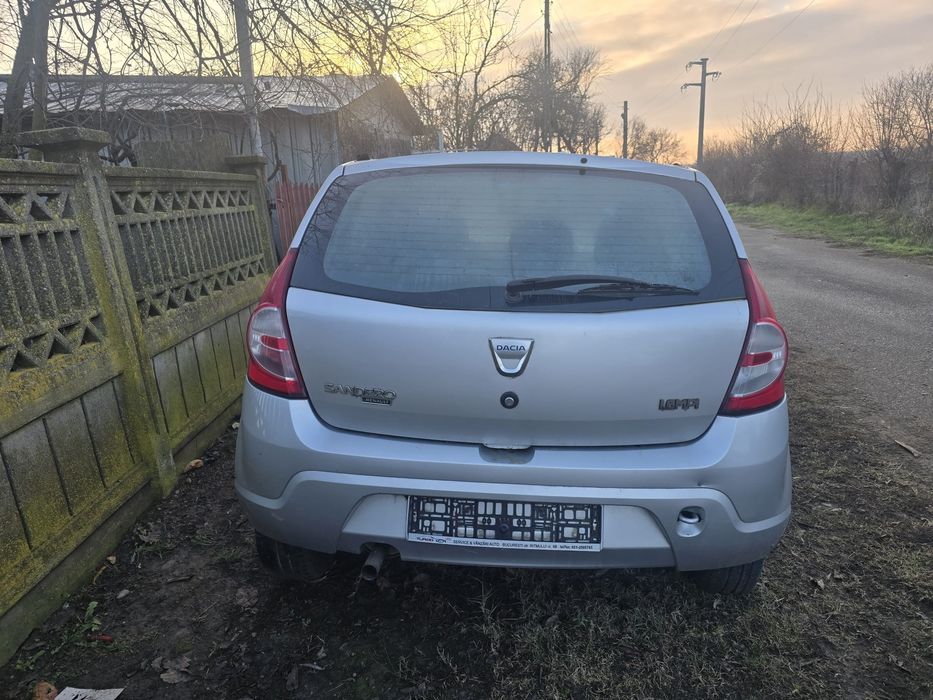 Vând spate complet  Sandero 2008-2012 • Bară • Haion • Stopuri •