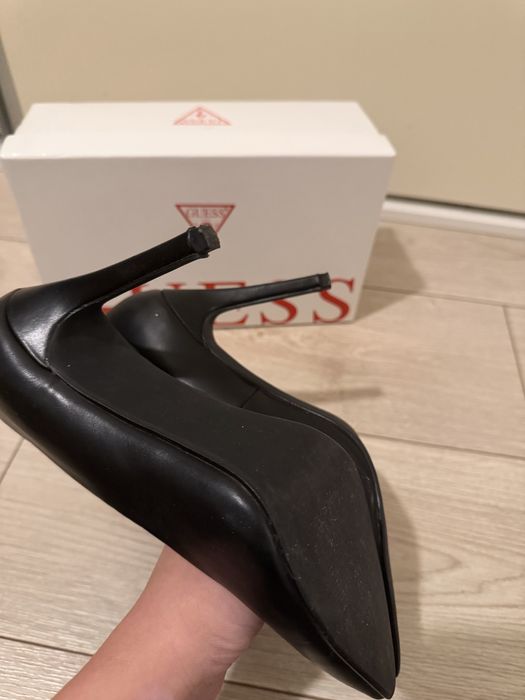 Pantofi cu toc Guess