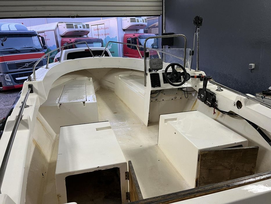 Лодка с мотор и колесар