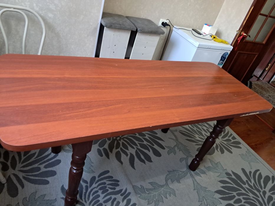 Продаётся срочно стол,идеальная,прочная