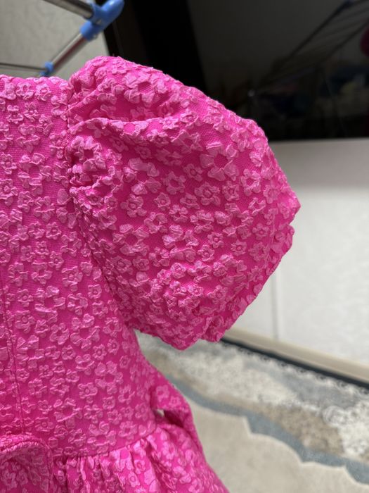 Продам платья на девочкв 5-6 лет