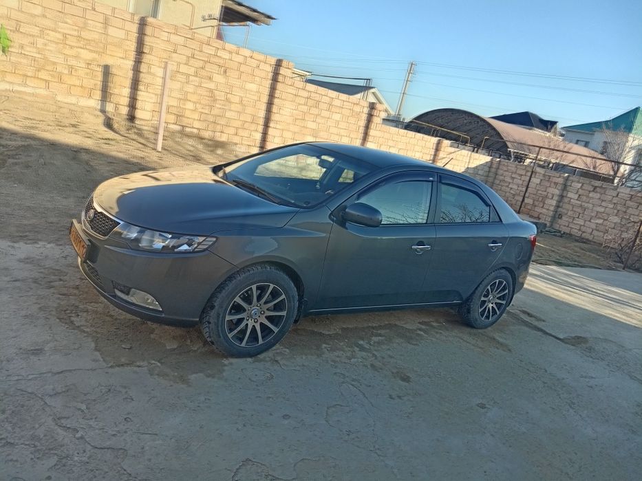 Машина Киа серато