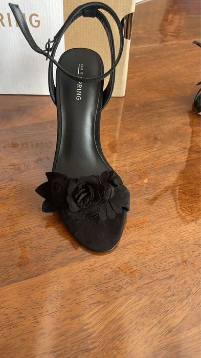 Босоножки черные