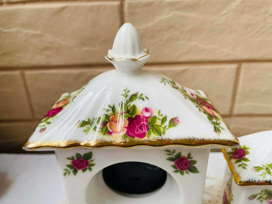 ROYAL ALBERT красив часовник от Англия от костен порцелан