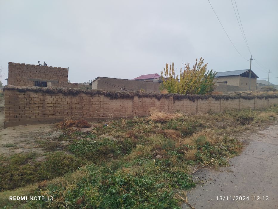 6 sotix yer maydoniga ega uchastka sotiladi manzil yangi raddom  yaqin