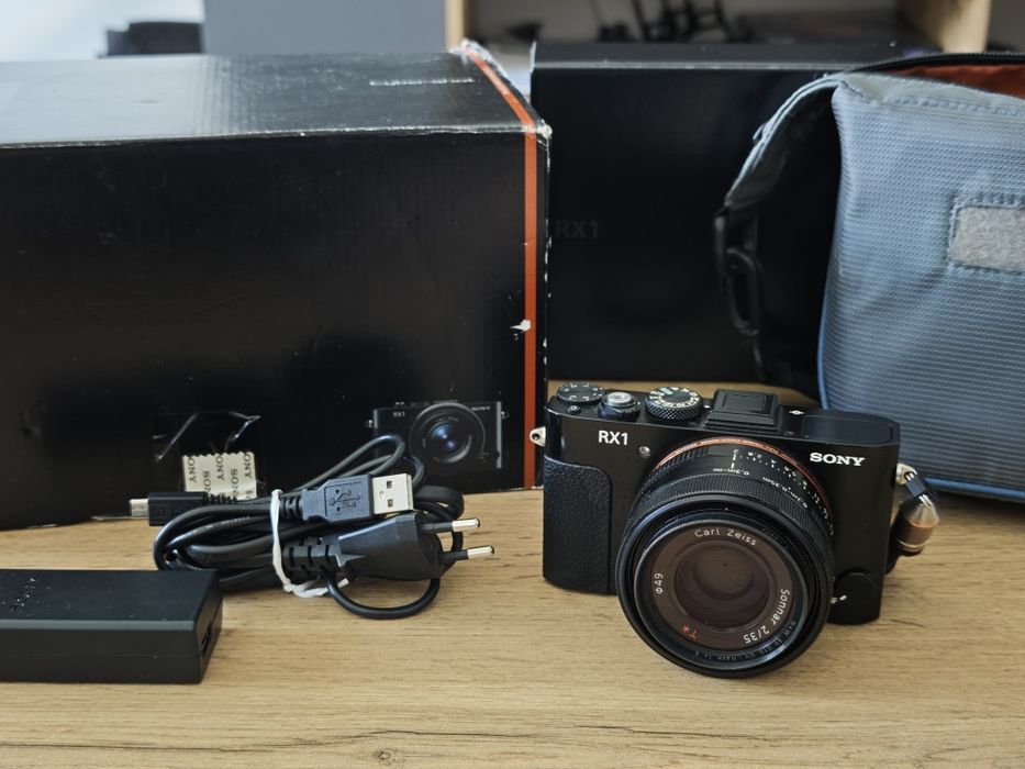 Sony RX1 (Full-Frame, Zeiss Sonnar 35/2)