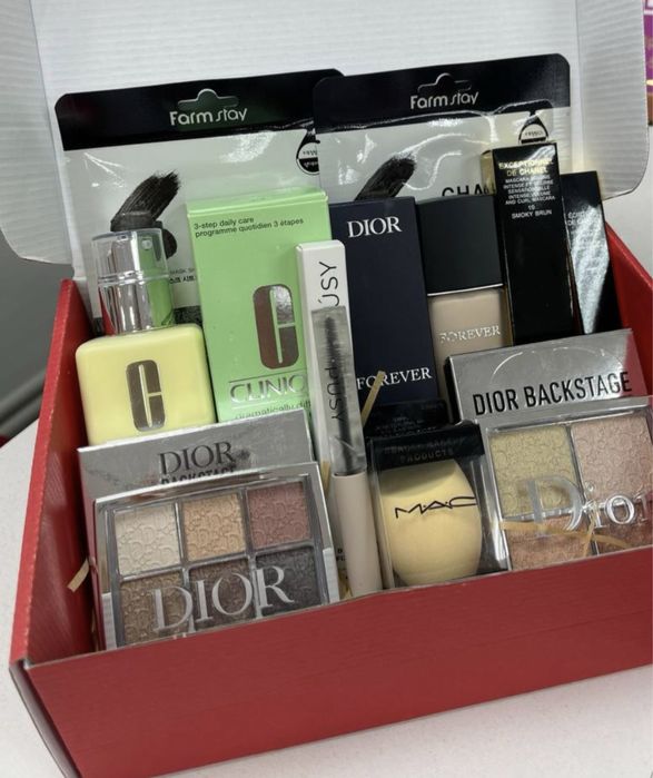 Боксы с косметикой Dior, Sensulu, Charlotte Tilbury