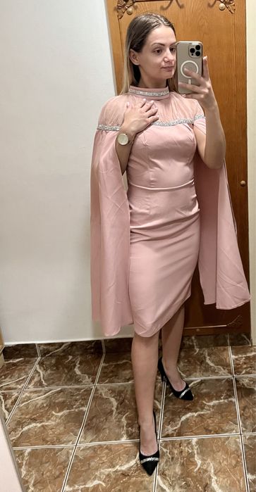 Vând rochițe, toate in stare foarte bună .