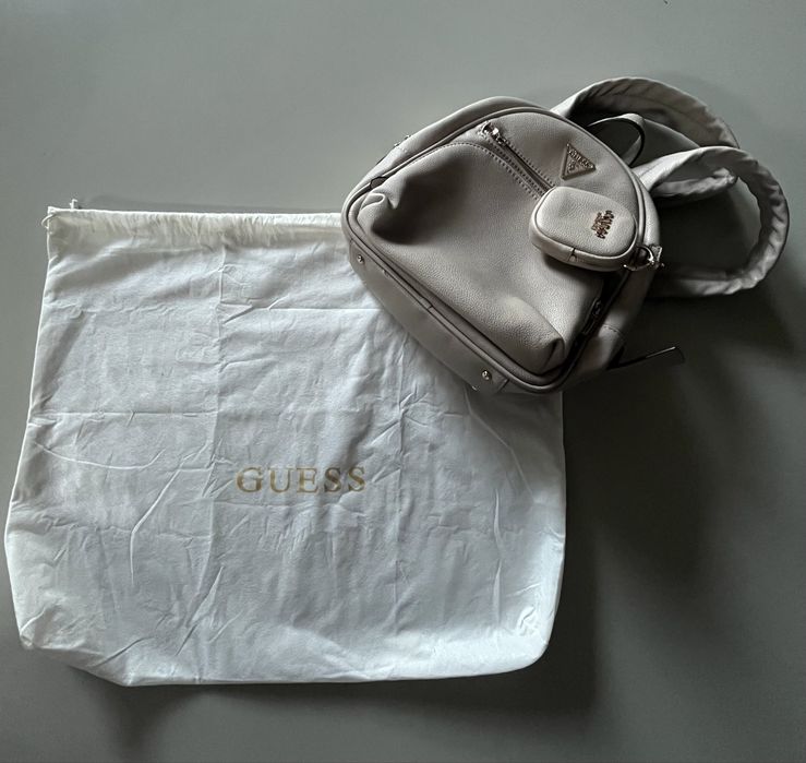 Бежова-сива раница на guess