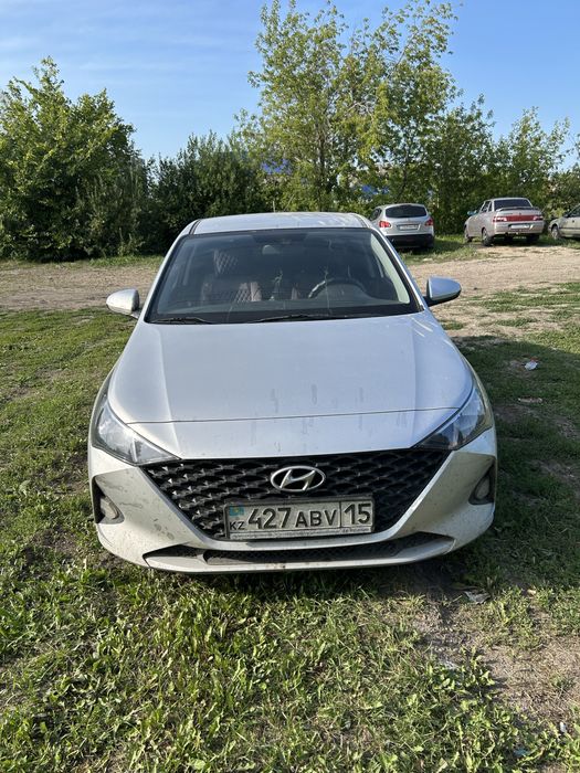 Продам срочно машину Хундай Аксент обьем 1,4 2020 г
