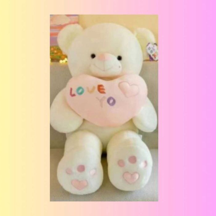 Голямо плюшено мече, със сърчице