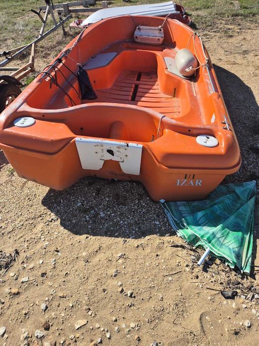 Продавам две лодки – RIB за възстановяване + пластмасова лодка IZAR | язовир Искър
