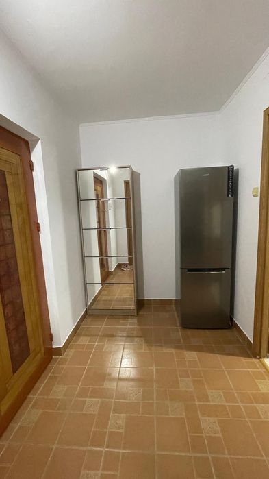 Închiriez apartament cu 2 camere