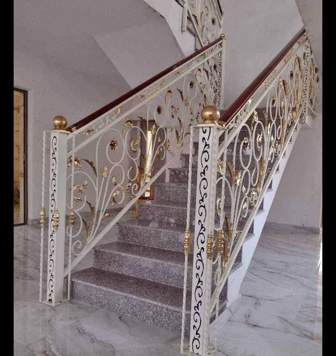 Balustrada din fier forjat și tablă decupată.