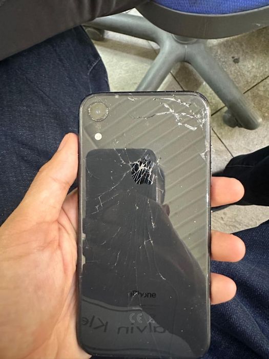 Продам Айфон XR.