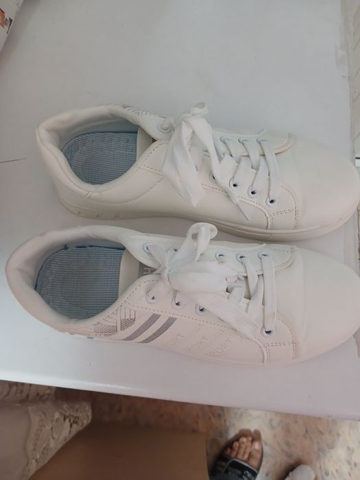 Кроссовки белые - 39 размер