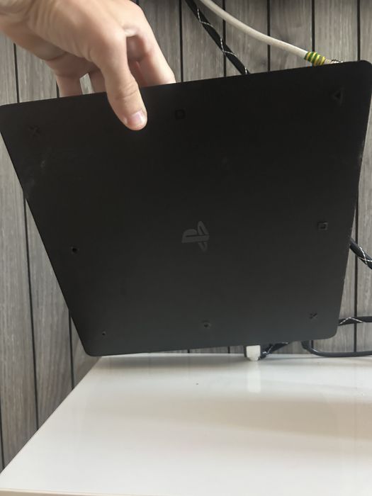 Vand ps4 slim cu 2 manete si 6 jocuri