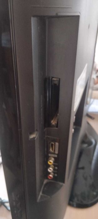 Телевизор ЖК Samsung LE32B450c4 на подставке