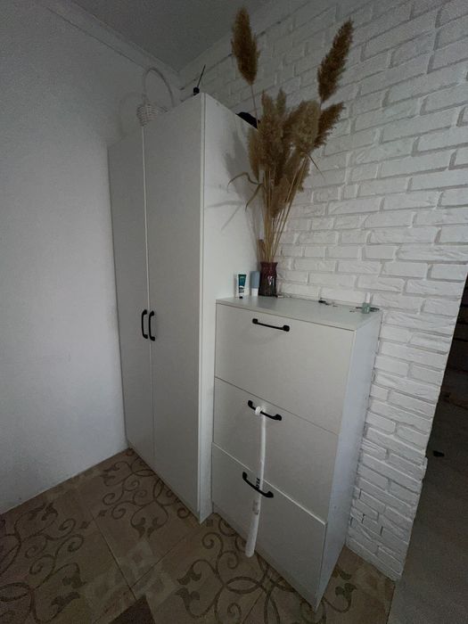 Продаю прихожую. Шкаф и обувница