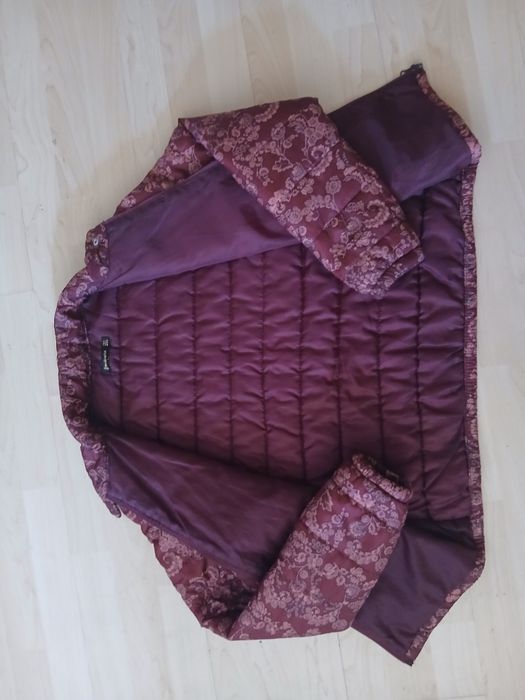 Jachetă Stradivarius matlasată vișinie, imprimeu floral baroc, S-M