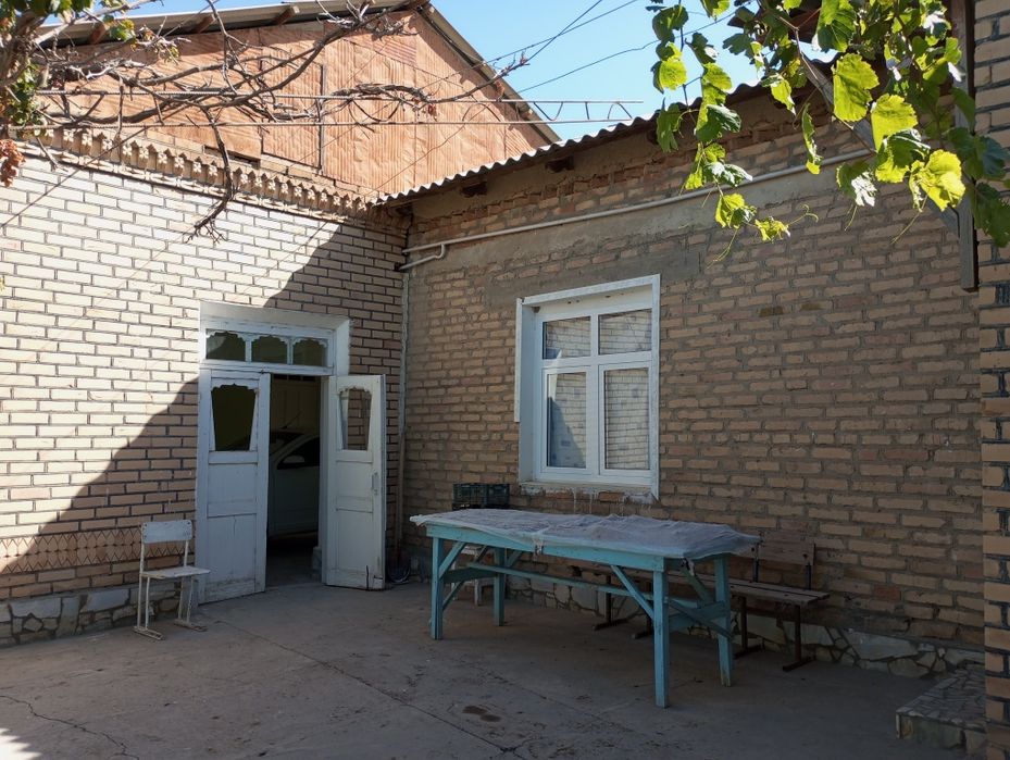 30sotixli peshkuda joylashgan hovli