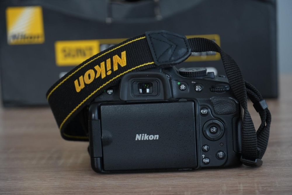 Camera foto Nikon D5100, obiectiv si bliț